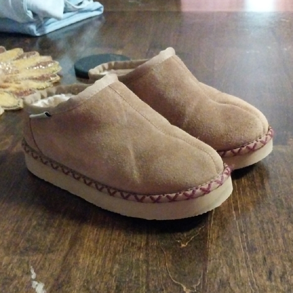 2/25$ BearPaw Tan Suede Slippers - Picture 1 of 9